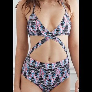 🌸Floral zigzag crisscross one piece🌸
